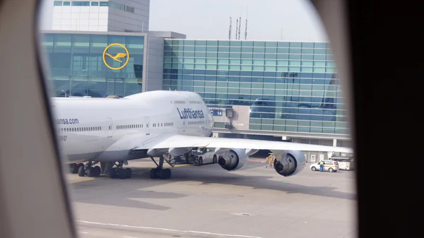 Avion Lufthansa à la porte de Francfort — Photo