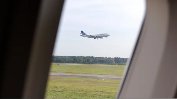 Frankfurt - September 2014: Blick aus dem Flugzeug, Landung — Stockfoto