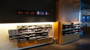 Frankfurt - Eylül 2014: First Class Terminal - gazete raf ve dünya saati