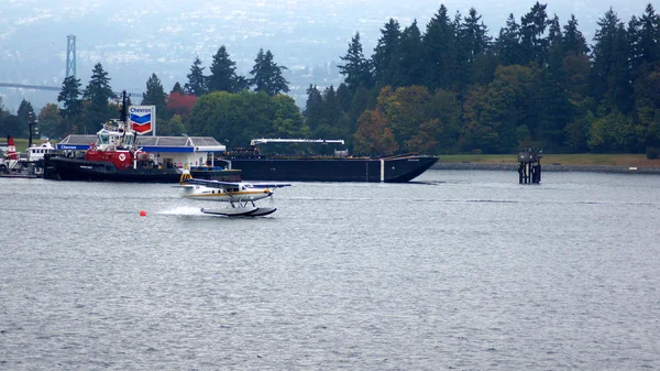 VANCOUVER, CA - SETEMBRO DE 2014- Os hidroaviões aterram e descolam no porto — Fotografia de Stock