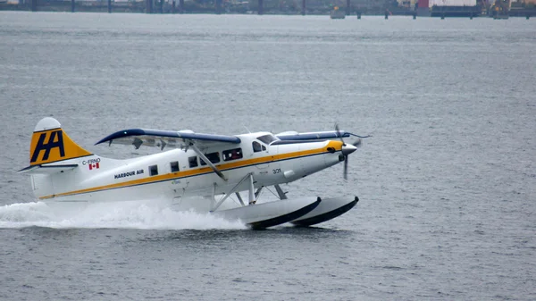 VANCOUVER, CA - SEPTIEMBRE 2014- Los hidroaviones aterrizan y despegan en el puerto —  Fotos de Stock