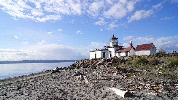 SEATTLE, WASHINGOTN - SEPTIEMBRE 2014: Faro de West Point. Fue añadido al Registro Nacional de Lugares Históricos en 1977. Se automatizó en 1985, la última estación en Washington lo hace . — Foto de Stock