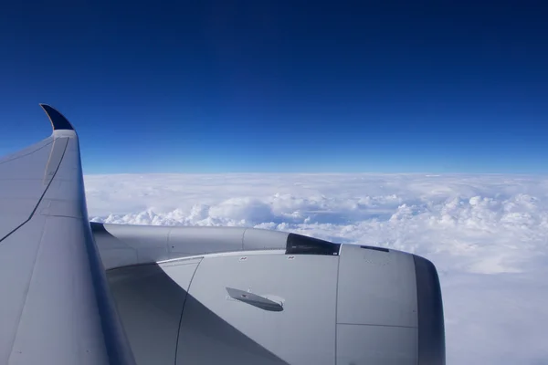 DUSSELDORF - 22 de JULIO de 2016: Singapore Airlines Airbus A350 nubes y cielo azul a través de una ventana de avión —  Fotos de Stock