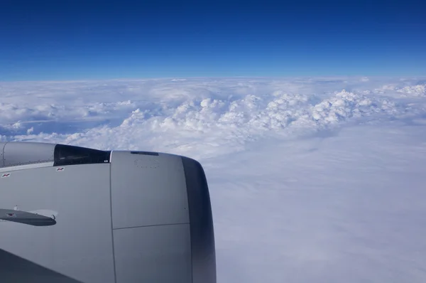 Dusseldorf - 22 lipca 2016: Singapore Airlines Airbus A350 chmury i błękitne niebo przez okno statku powietrznego — Zdjęcie stockowe