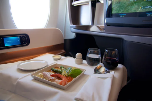 Singapur - 22 Temmuz 2016: Business Class yemek bir düzlemde