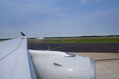 Dusseldorf - 22 Temmuz 2016: bir uçak pencereden yağmur sırasında görülen Havaalanı