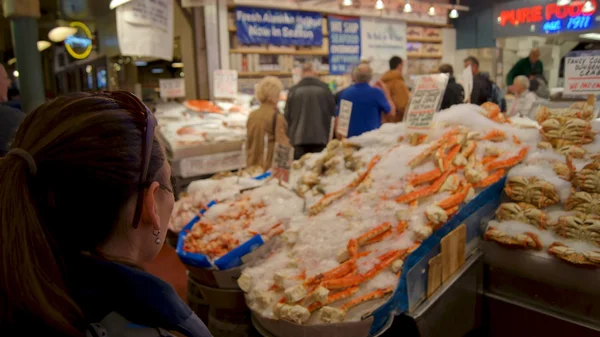 Seattle washington usa - oktober 2014 - frische Meeresfrüchte auf dem pike place public market — Stockfoto