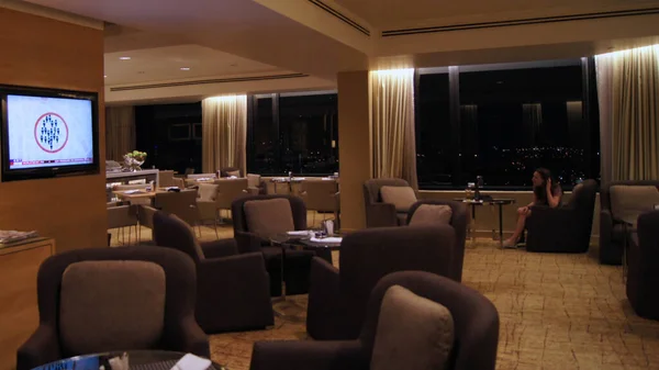 KUALA LUMPUR, MALAYSIA - 4 APRIL 2015: Sebuah lounge di sebuah hotel mewah yang penuh dengan furnitur dan jendela besar — Stok Foto