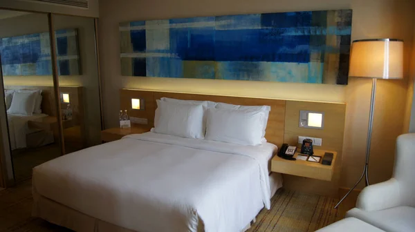 KUALA LUMPUR, MALAYSIA - 4 APRIL 2015: Ett sovrum med en stor säng i ett lyxigt hotellrum i Asien — Stockfoto