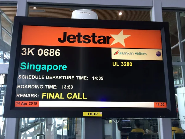СИНГАПУР, СИНГАПУР - 14 апреля 2015: Вылет из аэропорта — стоковое фото