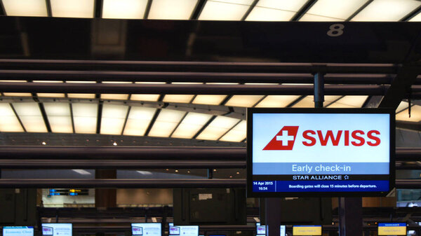 СИНГАПУР, СИНГАПУР - 14 апреля 2015: Вылет из аэропорта