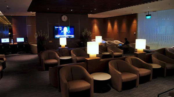 SINGAPORE, SINGAPORE - 14 ΑΠΡΙΛΙΟΥ 2015: Εσωτερικό των premium lounge σε ένα διεθνές αεροδρόμιο με άνετα καθίσματα — Φωτογραφία Αρχείου