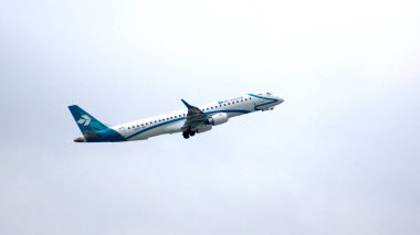 MUNICH, Almanya - 11 Ekim 2015: Air Dolomiti İtalyan havayollarının Embraer E-Jet E-Jet ERJ-195 uçağı Münih uluslararası yolcu havaalanından havalandı ve irtifa kazandı