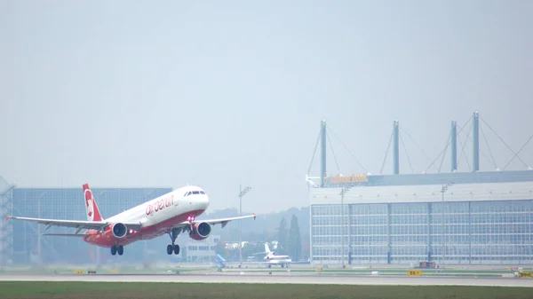 MUNICH, ALEMANIA - 11 DE OCTUBRE DE 2015: Avión de pasajeros de la aerolínea Air Berlin de bajo coste aterrizando en pista en el aeropuerto internacional de Múnich MUC — Foto de Stock