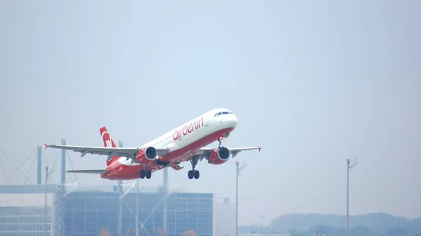 2015 년 11 월 11 일에 확인 함 . MUNEH, Germany - 11 OCTOBER 2015: Passenger plane of Air Berlin low-cost airline touching down runway at Munich international airport MUC — 스톡 사진