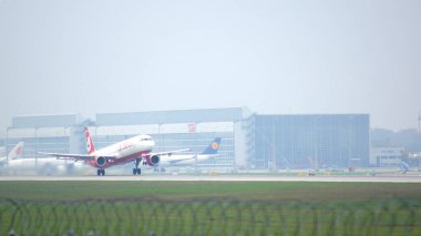 MUNİH, GERMANY - 11 Ekim 2015: Münih uluslararası havaalanı MUC pistine inen Berlin Hava Yolcu Uçağı