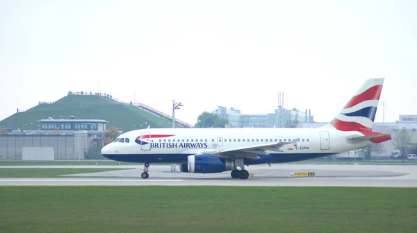 MUNICH, GERMANY - 11 OCTOBER 2015: British Airways Airbus A320 on the taxiway before taking off from the airport — Stock Photo, Image