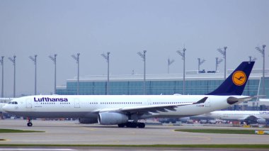 MUNİH, Almanya - 11 Ekim 2015: Lufthansa Airbus A330-300 yolcu uçağı Münih Havaalanı MUC 'ta taksicilik yapıyor