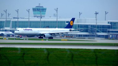MUNİH, Almanya - 11 Ekim 2015: Lufthansa Airbus A330-300 yolcu uçağı Münih Havaalanı MUC 'ta taksicilik yapıyor