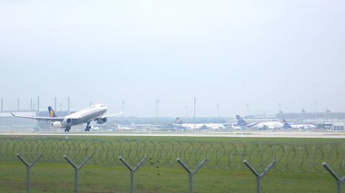 MUNİH, Almanya - 11 Ekim 2015: Lufthansa Airbus A330-343 Münih havaalanı MUC EDDM 'nin kuzey pistinden kalkış
