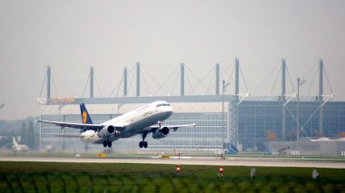 MUNİH, GERMANY - 11 Ekim 2015: Lufthansa Airbus A320-200 Münih Havaalanı MUC EDDM güney pistinde başlıyor