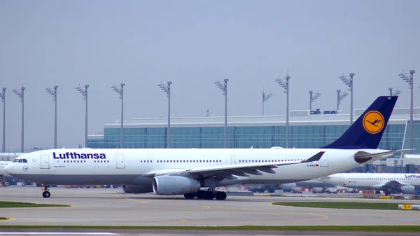 MUNICH, NÉMETORSZÁG - 2015. október 11.: Lufthansa Airbus A330-300 személyszállító repülőgép gurul a müncheni MUC repülőtéren — Stock Fotó