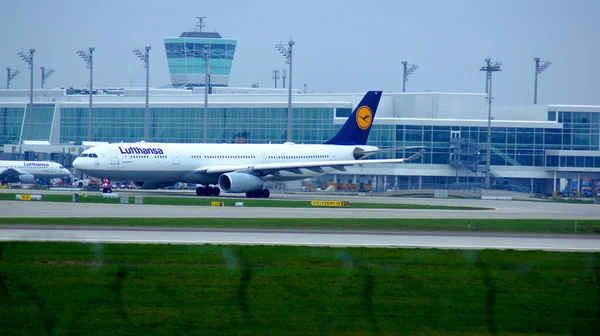 MUNICH, ALLEMAGNE - 11 OCTOBRE 2015 : Lufthansa Airbus A330-300 avion de passagers circulant à l'aéroport de Munich MUC — Photo