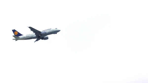 MUNICH, TYSKLAND - 11 OKTOBER 2015: Lufthansa Airbus A320-200 startar på södra banan på Münchens flygplats MUC EDDM — Stockfoto