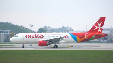 MUNICH, Almanya - 11 Ekim 2015: Air Malta Airbus A320 uçağı Münih havaalanı MUC, Almanya. Airbus, Toulouse 'lu bir uçak üreticisi.