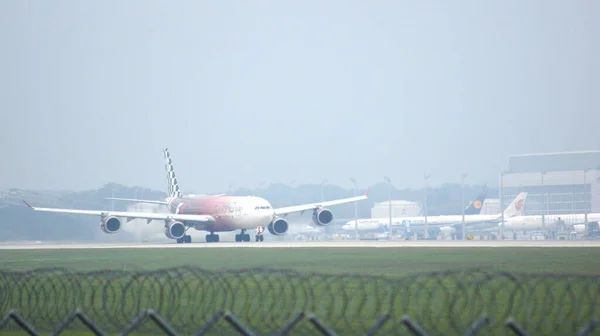 MUNICH, TYSKLAND - 11 oktober 2015: Etihad Airways Airbus A340 lyfter på flygplatsen — Stockfoto