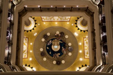 RAS AL KHAIMAH, BİRLİK ARAB EMIRATES - 13 Haziran 2019: Zengin bir Arap tarzı 5 yıldızlı Waldorf Astoria otelinin lüks lobisinin parlak ve modern iç mekanı