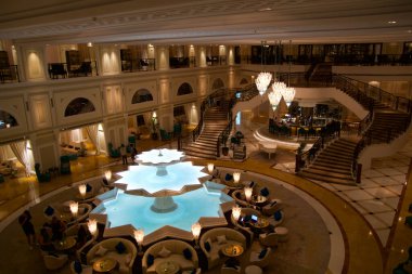 RAS AL KHAIMAH, BİRLİK ARAB EMIRATES - 13 HAZİRAN 2019: 5 yıldızlı lüks otel çeşmeli Tavuskuşu Sokağı Restoranı