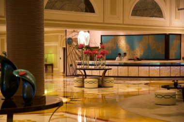 RAS AL KHAIMAH, BİRLİK ARAB EMIRATES - 13 Haziran 2019: 5 yıldızlı lüks bir otelin lobisinde mermer zemin ve resepsiyon masası