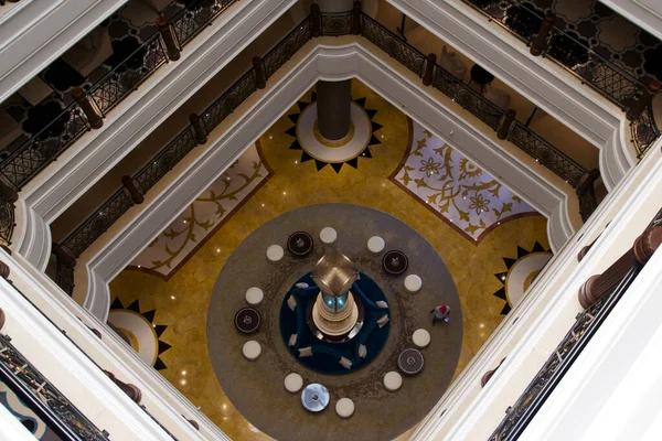 RAS AL KHAIMAH, ÉMIRATS ARABES UNIS - 13 JUIN 2019 : Intérieur lumineux et moderne du lobby de luxe dans un luxueux hôtel 5 étoiles de style arabe Waldorf Astoria avec horloge grand-père typique — Photo