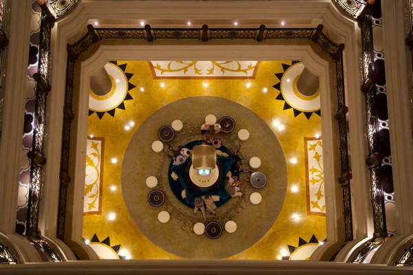 RAS AL KHAIMAH, UNITED ARAB EMIRATES - JUN 13, 2019: Interior luminoso e moderno do átrio de luxo em um opulento hotel de 5 estrelas em estilo árabe Waldorf Astoria com relógio típico do avô — Fotografia de Stock