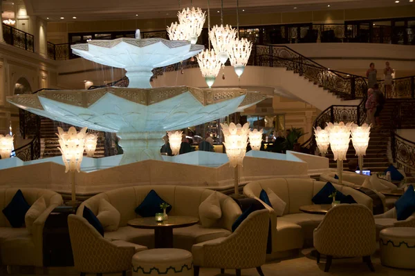 RAS AL KHAIMAH, EMIRATOS ÁRABES UNIDOS - 13 DE JUN DE 2019: Opulento restaurante de estilo árabe Peacock Alley en un hotel de lujo de 5 estrellas con fuente —  Fotos de Stock