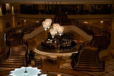 RAS AL KHAIMAH, BİRLİK ARAB EMIRATES - 13 HAZİRAN 2019: 5 yıldızlı lüks otel çeşmeli Tavuskuşu Sokağı Restoranı