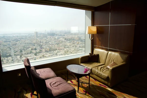 DUBAI, UNITED ARAB EMIRATES - JUN 16, 2019: 위층에 있는 비즈니스 호텔 라운지의 텅 빈 의자 — 스톡 사진