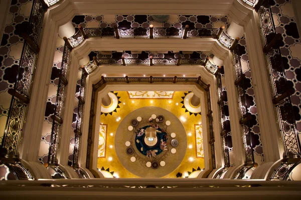 RAS AL KHAIMAH, UNITED ARAB EMIRATES - JUN 13, 2019: Interior luminoso e moderno do átrio de luxo em um opulento hotel de 5 estrelas em estilo árabe Waldorf Astoria com relógio típico do avô — Fotografia de Stock