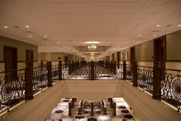 RAS AL KHAIMAH, UNITED ARAB EMIRATES - JUN 13, 2019: Spacious carpeted corridors in an opulent luxury hotel in the Arabian world like from Thousand and One Nights — Stock Photo, Image