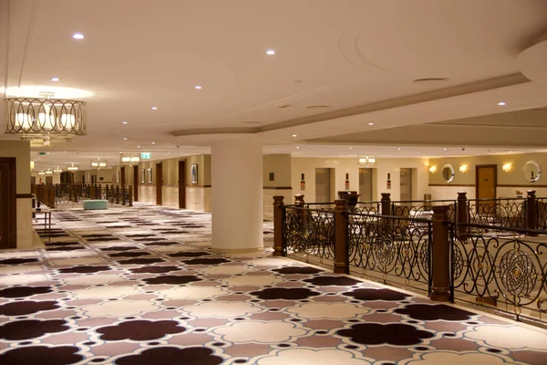 RAS AL KHAIMAH, UNITED ARAB EMIRATES - JUN 13, 2019: Rymliga heltäckta korridorer i ett lyxigt hotell i den arabiska världen som från Tusen och en natt — Stockfoto