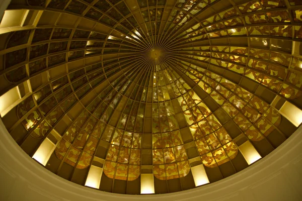 RAS AL KHAIMAH, UNITED ARAB EMIRATES - JUN 13, 2019: Cúpula de vidro dourado em um opulento hotel de luxo no mundo árabe como de Mil e Uma Noites — Fotografia de Stock