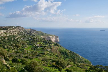 DINGLI CLIFFS, MALTA - 22 Ocak 2020: Arka planda Dingli Cliffs ve Fifla Island ile Malta Denizi kıyıları. Panoramik manzaralı yüksek manzaralı uçurumlar
