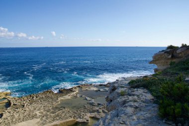 MARSAXLOKK, MALTA - 03 Ocak 2020: Geleneksel tuz tarlaları, Akdeniz ve Peters havuzu yakınlarındaki küçük kireçtaşı tepesi