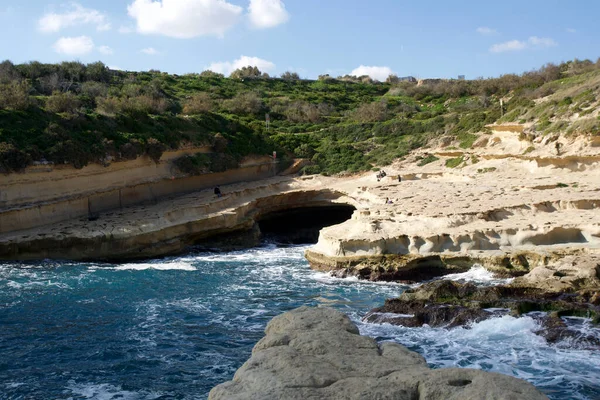 MARSAXLOKK, MALTE - 03 JAN, 2020 : Belle vue sur la piscine Saint-Pierre en hiver avec la mer Méditerranée agitée — Photo