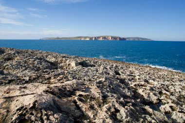 MELLIEHA, MALTA - 01 Ocak 2020: Arka planda Akdeniz ve Gozo adası kıyı şeridi boyunca ilginç kaya oluşumları