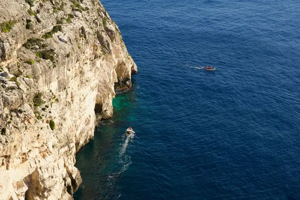 Blue GROTTO, MALTA - 03 HAZİRAN, 2020: Blue Grotto 'nun yanında bir yolcu gemisi. Bu Malta adasının cazibelerinden biridir.