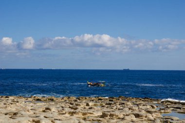 MARSAXLOKK, MALTA - 03 Ocak 2020: Malta kıyılarındaki Akdeniz 'de geleneksel balıkçı teknesi