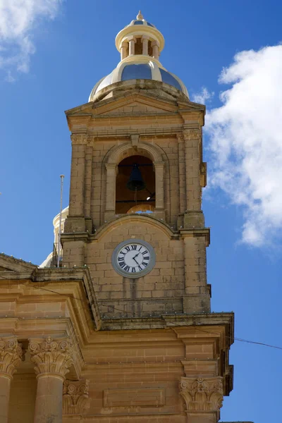 DINGLI, MALTA - 02 ENE 2020: Detalle de la antigua, histórica y auténtica capilla cristiana St. Marys Parish Church en Dingli con cielo azul al fondo en un soleado día de invierno — Foto de Stock