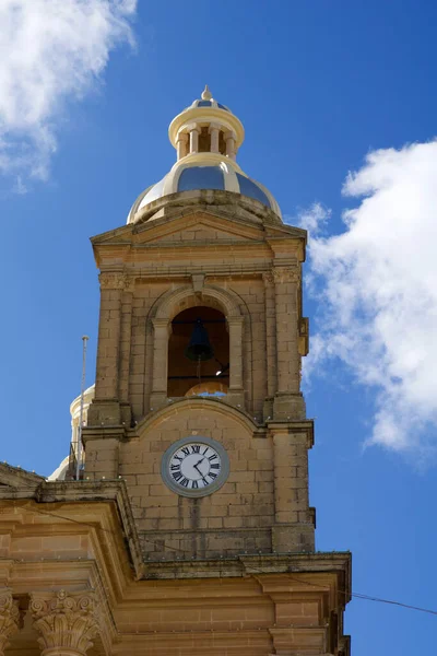 DINGLI, MALTE - 02 JAN, 2020 : Détail de la chapelle chrétienne ancienne, historique et authentique église paroissiale St. Marys à Dingli avec ciel bleu en arrière-plan par une journée d'hiver ensoleillée — Photo